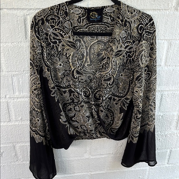 Blue Life Tops - Blue Life Paisley Black and Cream Bell Sleeve Top sz S